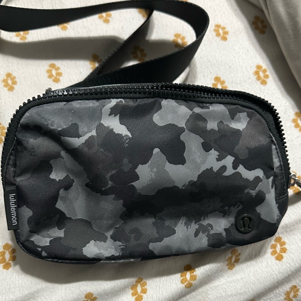 Lululemon crossbody belt bag camo NWOT